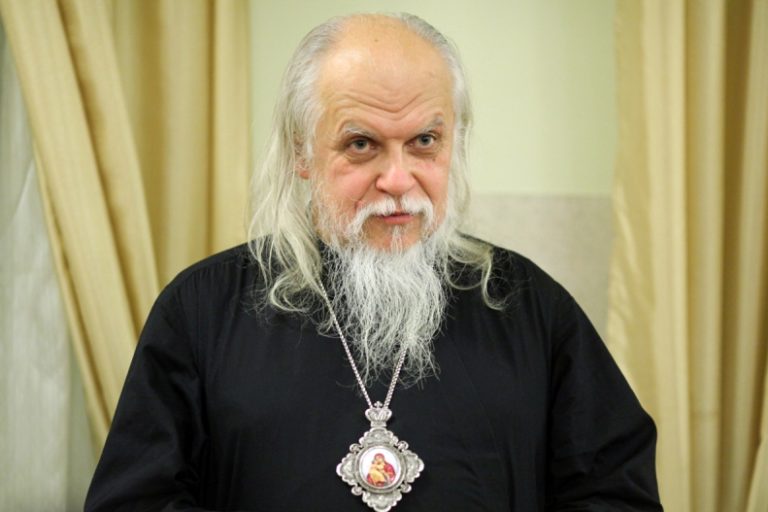 Двенадцатого декабря 2012 года Свято-Димитриевский детский дом праздновал свое двенадцатилетие. Кажется, все цифры сошлись причудливым образом:12.12.12 - 12. На самом деле, день открытия детского дома - в ноябре. Медлили же с празднованием ради занятости духовника, создателя и вдохновителя - епископа Смоленского и Вяземского Пантелеимона Вне зависимости от того, сколько на празднике присутствует взрослых, но если на нем много детей – будет шумно. Без конца двигаются столы и стулья, в коридорах – беготня; воздушные шарики, будто в испуге - под потолком или лопаются так громко, что перекрывают детский визг. За столом тесновато, детей-то много - больших и маленьких, их друзей и старших, уже выросших сестер. Многодетные не удивятся: обычный семейный праздник. Так и есть. В большой семье Свято-Димитриевского детского дома, который является одним из проектов Православной службы помощи «Милосердие», отмечают памятную дату: 12 лет со дня открытия. Вот так, в 12-м году, 12-го месяца, 12-го числа подошло время 12-й годовщины празднования дня рождения детского дома. Ничего символического, просто приятно. Девочки в белоснежных блузках и бантах поют так, что шум стихает, будто по взмаху руки. Детское многоголосье не решаются подхватить гости, куда уж вытянуть. Среди гостей – все самые дорогие, с кем все начиналось и преодолевалось: духовный руководитель епископ Смоленский и Вяземский Пантелеимон, преподаватели, воспитатели, выпускницы-воспитанницы прошлых лет, друзья и помощники. Без их стараний и заботы девчонки не поверили бы, что их любят. Фото о.Андрея Радкевича.