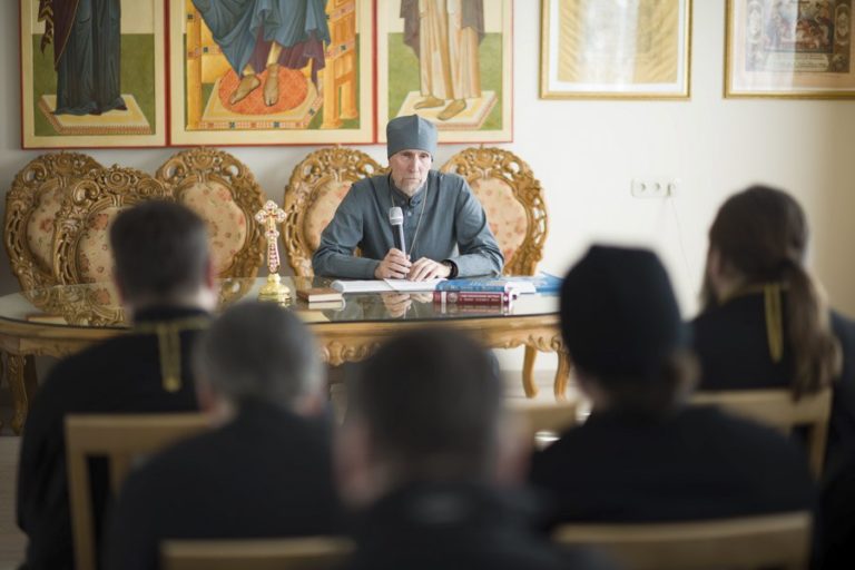 Доктор богословия, профессор и преподаватель Минской духовной академии протоиерей Владимир Башкиров выступил с лекцией перед священнослужителями Гомельской епархии