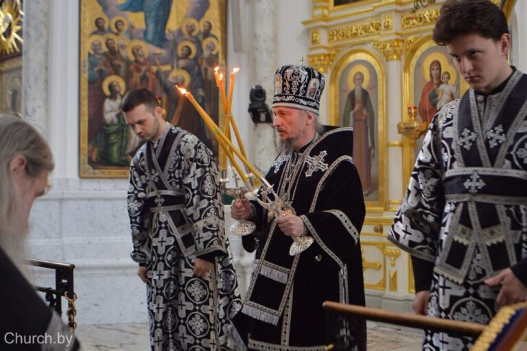 В Великую Среду Митрополит Вениамин совершил Литургию Преждеосвященных Даров в Свято-Духовом кафедральном соборе города Минска