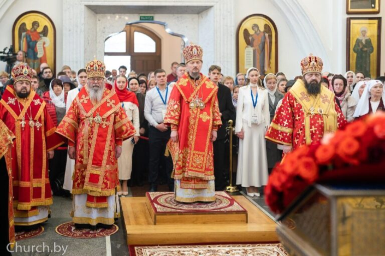 В Неделю Святой Пасхи Патриарший Экзарх совершил Пасхальную вечерню в Свято-Духовом кафедральном соборе города Минска